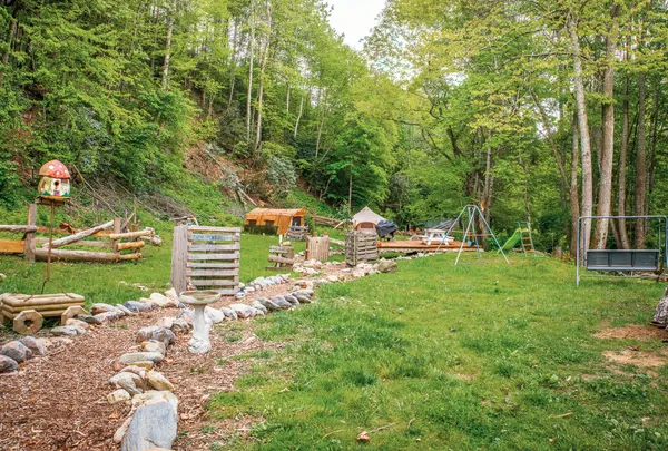 The path winding through the hostel grounds toward the trail